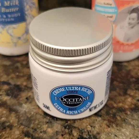 Luxury travel trio - Picture 2 of 4